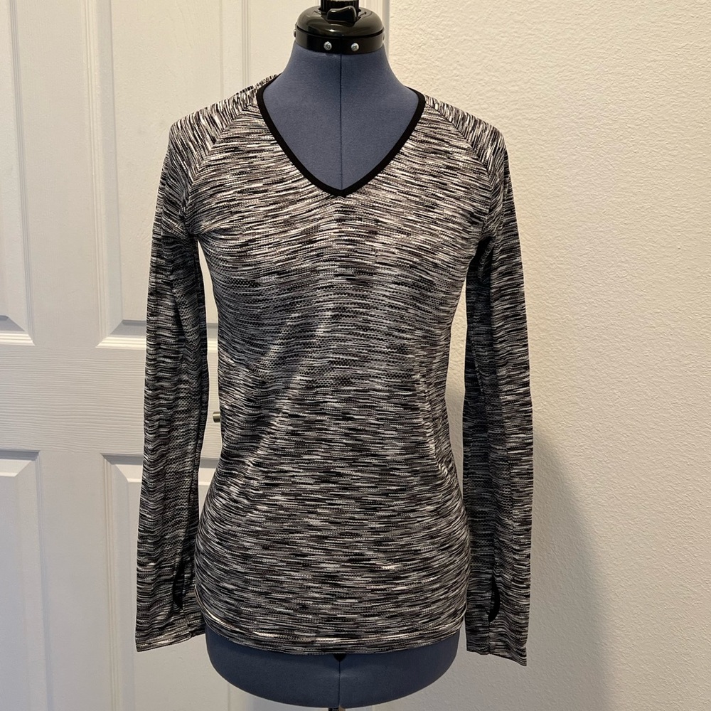 Black and white long-sleeve activewear top with thumb holes